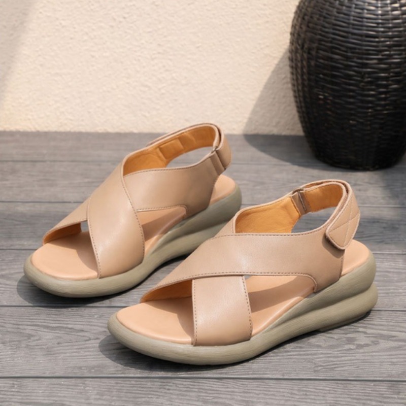 أحذية نسائية كلاسيكية فاخرة من - مراجعة Leather Classic Strap وسعره
